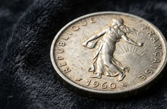 Monnaie française 1960 avec Semeuse sur tissu noir